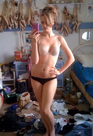 fit teen nude selfie